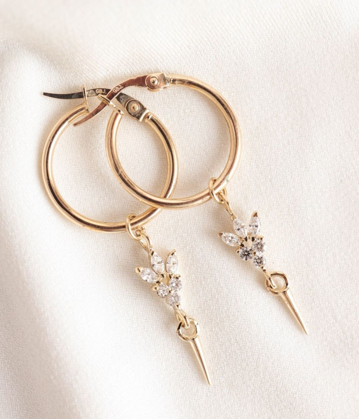 עגילי חישוק זהב 14K עם תליון לוטוס משובץ יהלומים טבעיים ויהלומים בצורת מרקיזה