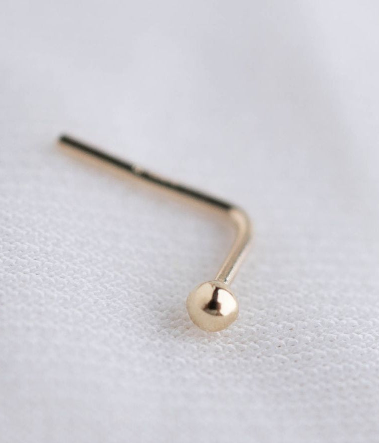 נזם נקודה עדין מזהב 14K בעיצוב מינימליסטי קלאסי