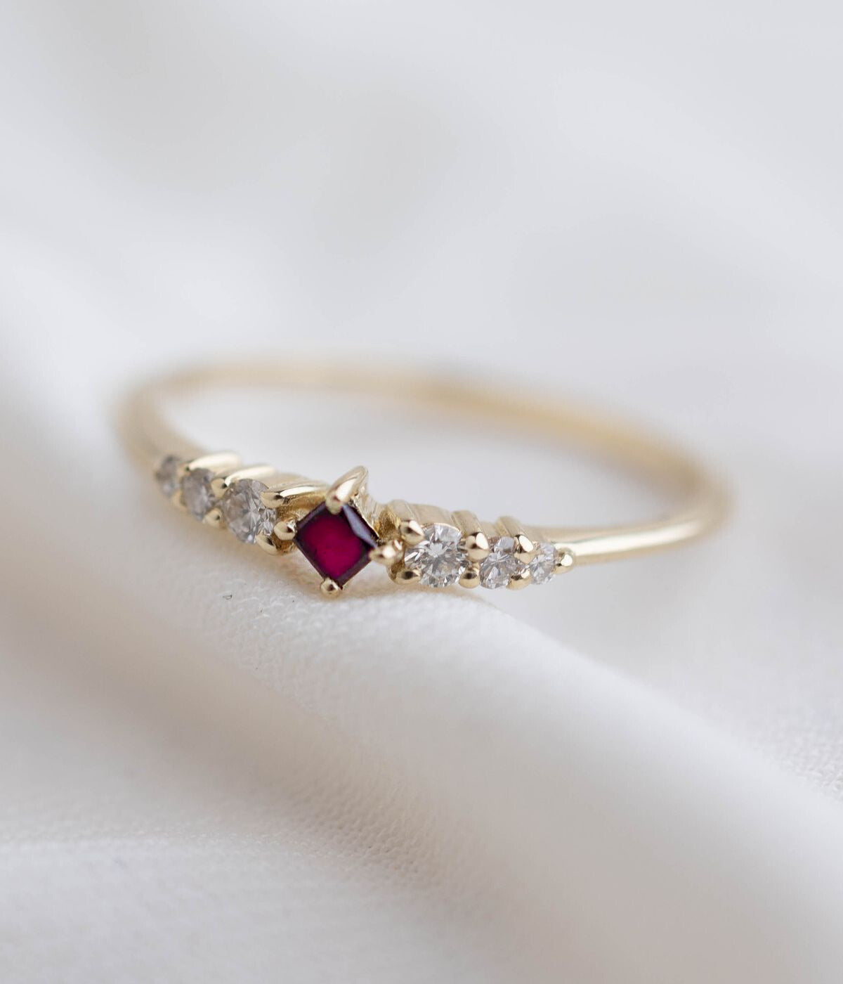 טבעת זהב 14K עם אבן רובי טבעית מרובעת ושיבוץ יהלומים עדין