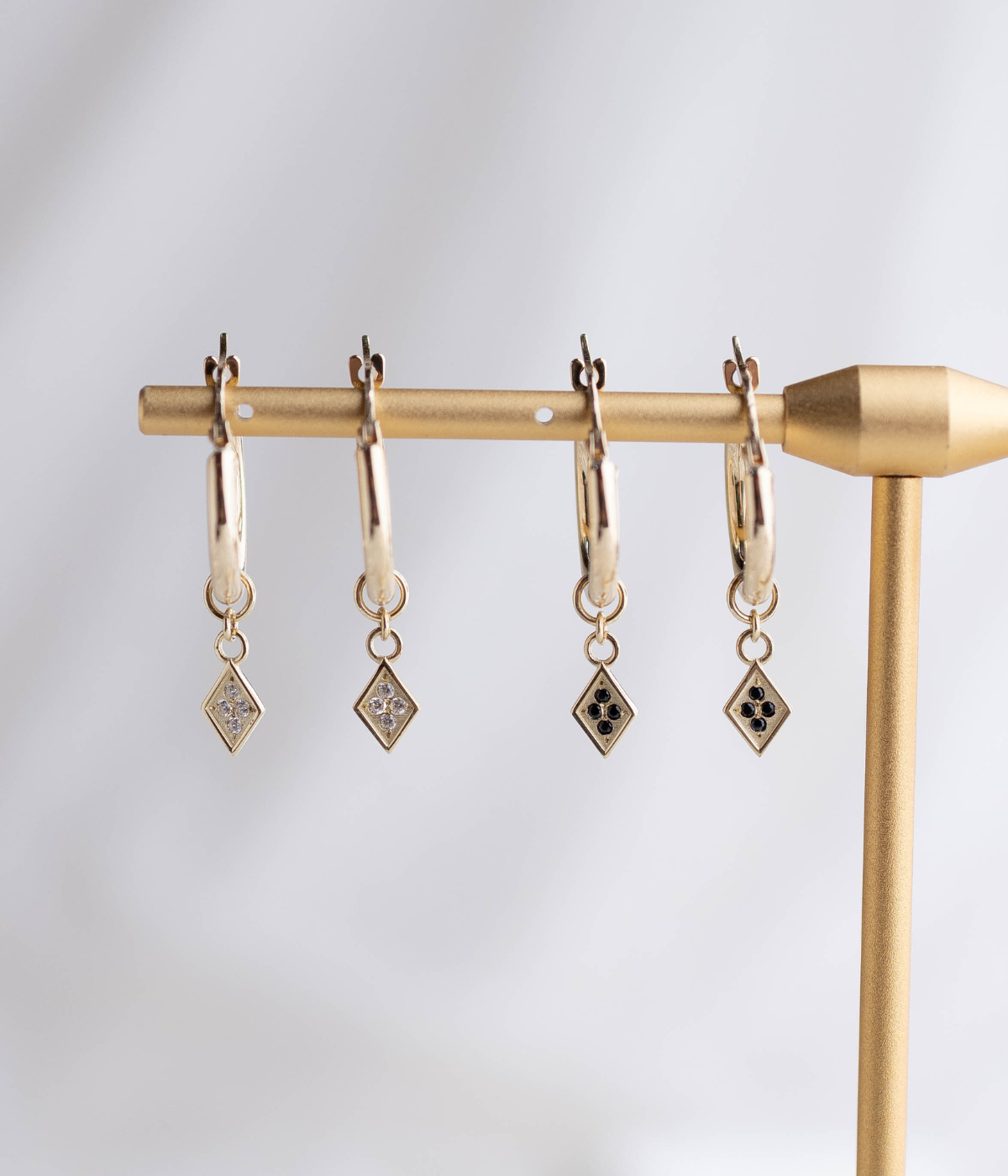 חישוקי פאולה שחורים | זהב 14k