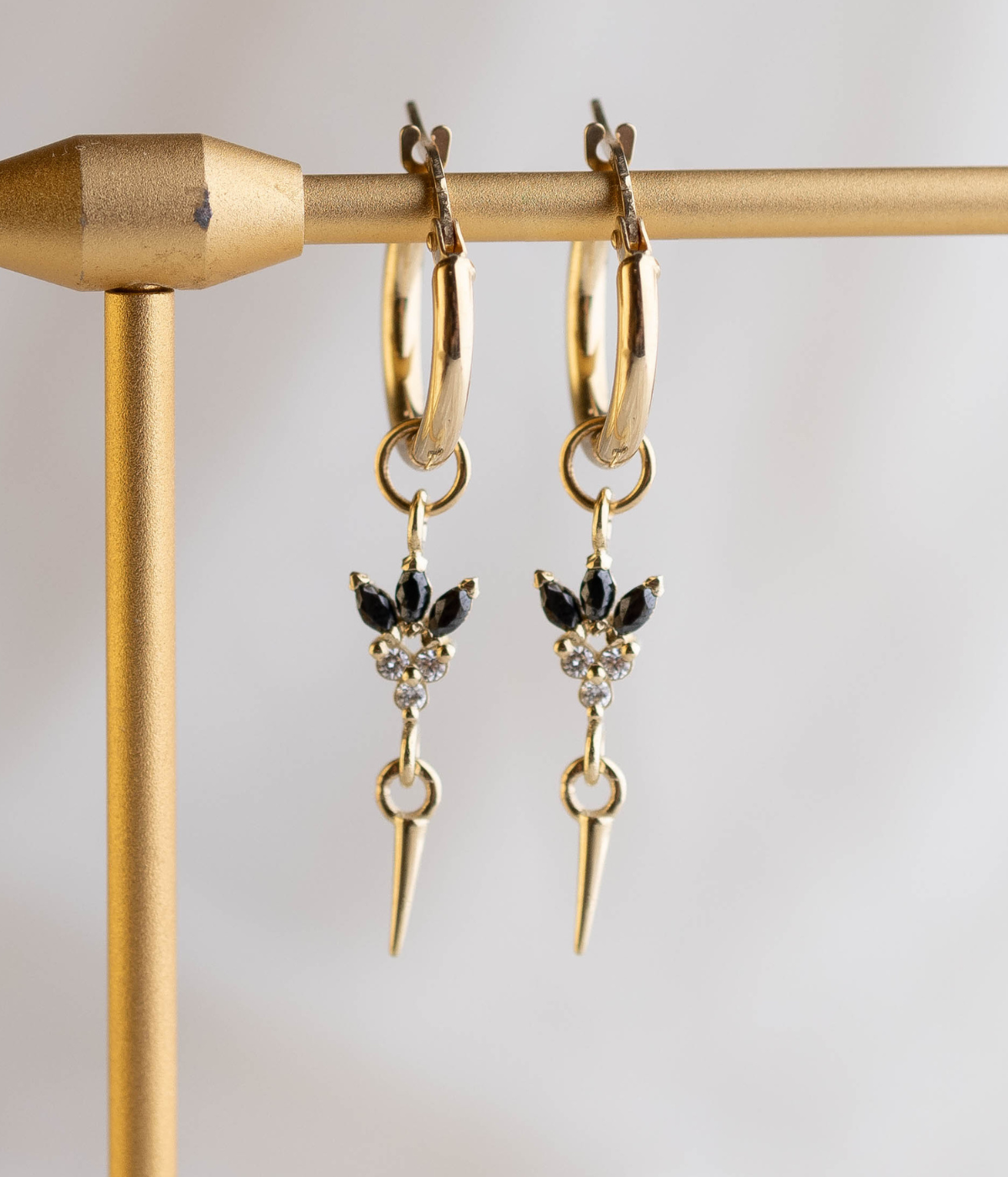 עגילי חישוק זהב 14K עם תליון לוטוס משובץ יהלומים טבעיים ושחורים