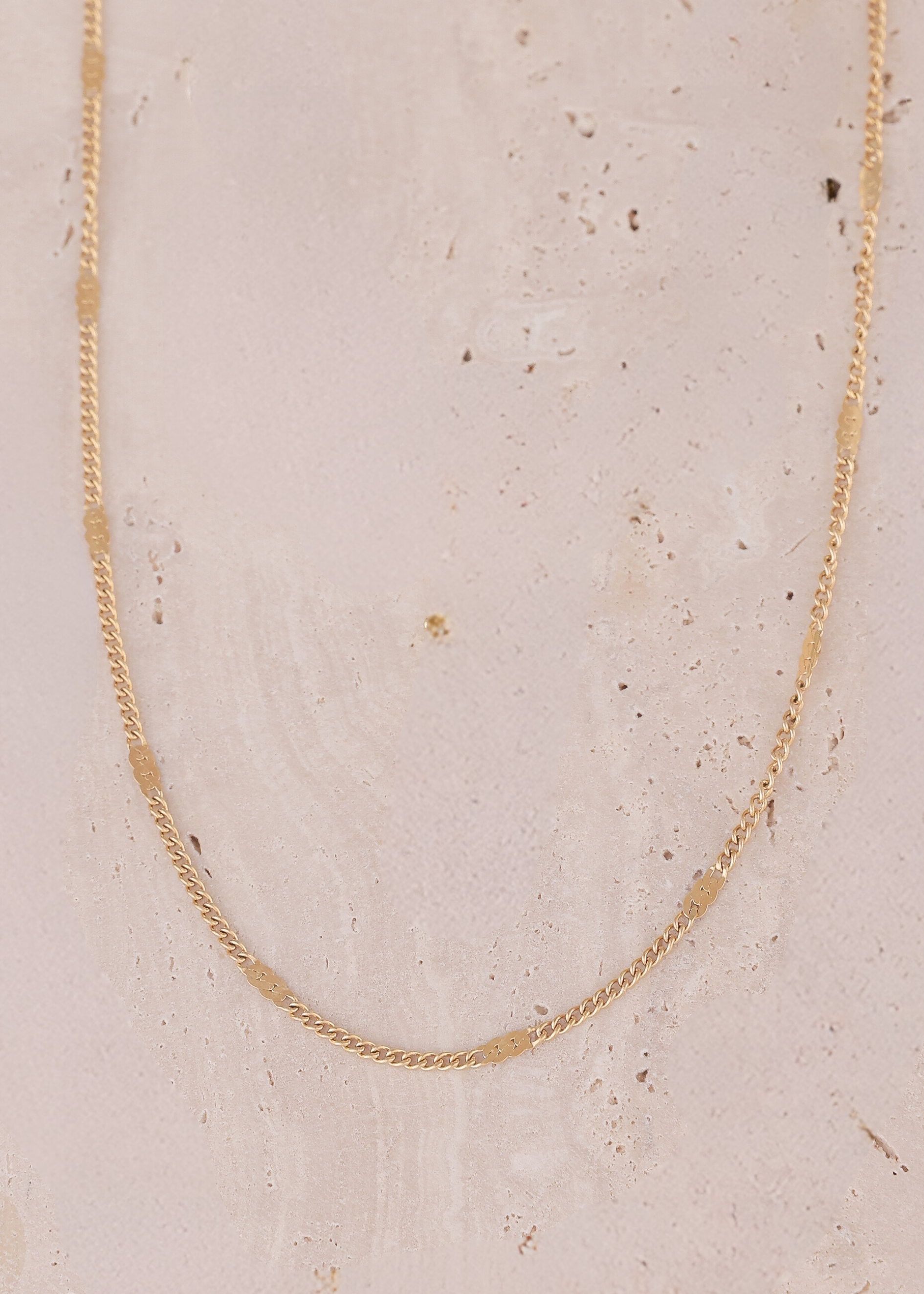 שרשרת ענבר מקטעים עדינים בעיצוב ייחודי ומעניין על רקע בהיר של הדס תכשיטים