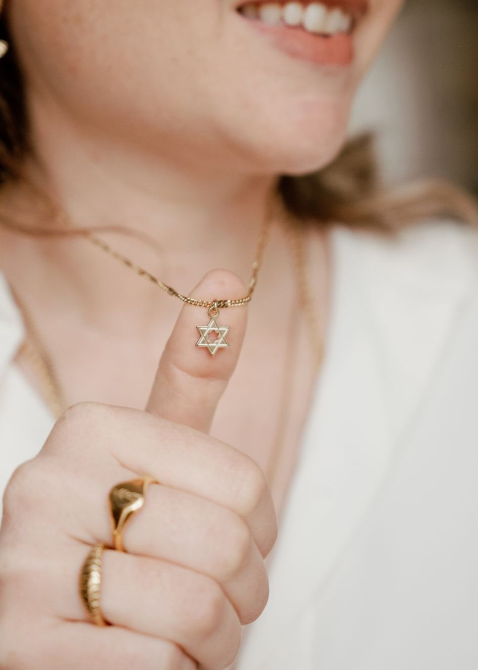 שרשרת חוליות עם תליון דו־צדדי – מגן דוד ובתוכו מגן דוד, מצופה זהב 14 קראט, עמידה במים, תכשיט סמלי ונשי.