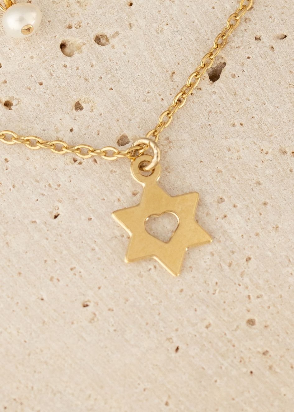 שרשרת חוליות עם תליון דו־צדדי – מגן דוד ובתוכו לב, מצופה זהב 14 קראט, עמידה במים, תכשיט סמלי ונשי.