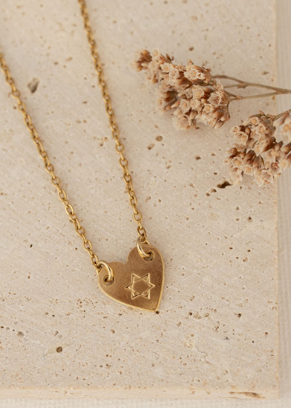 שרשרת חוליות עם תליון דו־צדדי – לב ובתוכו מגן דוד, צד אחד חריטה של מגן דוד וצד שני לב חלק, מצופה זהב 14 קראט, עמידה במים