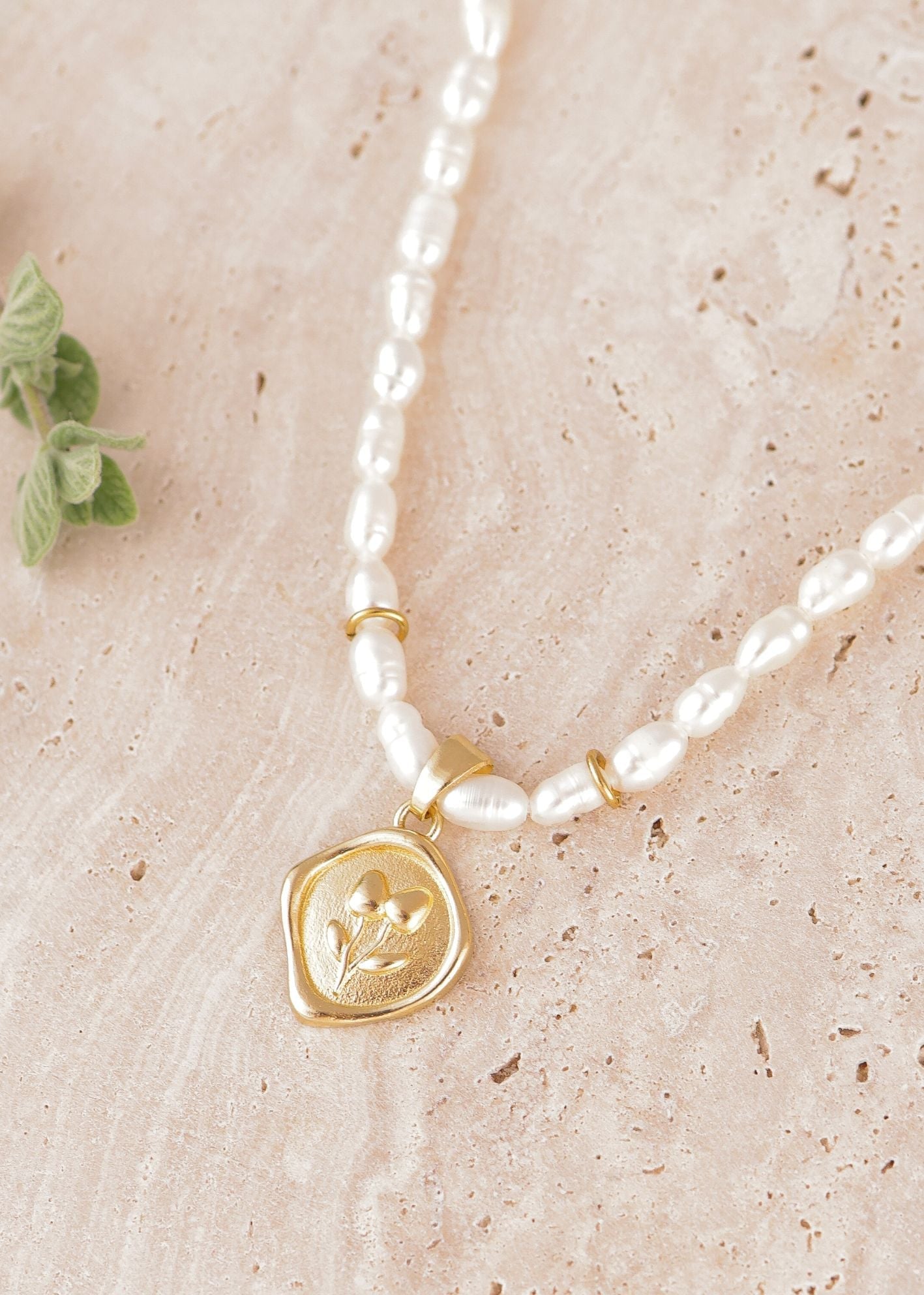 "שרשרת פריחת התקווה – שרשרת פנינים מתורבתות עם תליון פרח מוזהב בעיצוב הדס קוקה תכשיטים."