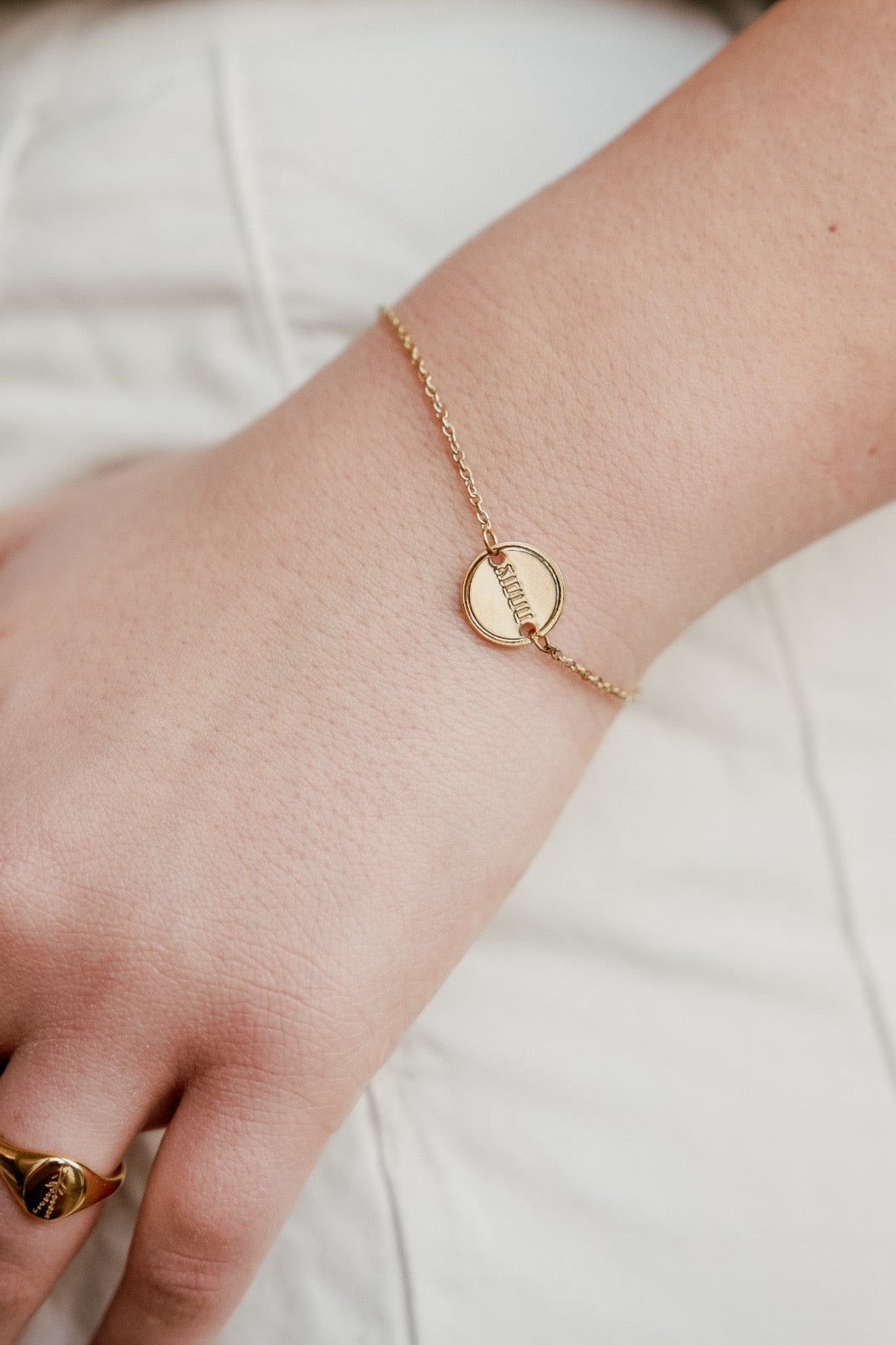 צמיד סביון עם המילה "אהובה"