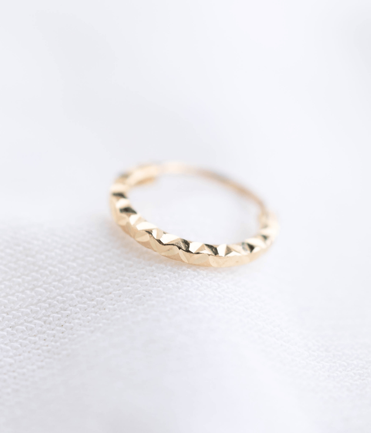 חישוק נזם זהב 14K, מרוקע ויפה, תכשיט נשי ועדין לכל יום ואירוע.