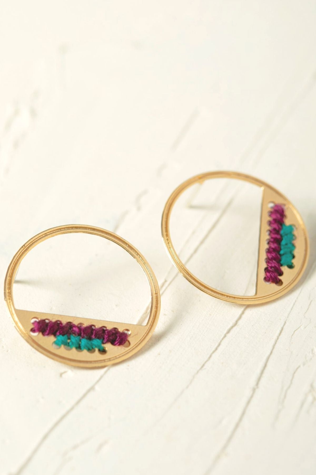 עגיל עגול עם רקמות בעבודת יד, קלאסי ומעודן, אומנותי ומלא נוכחות, מתאים לכל לוק.