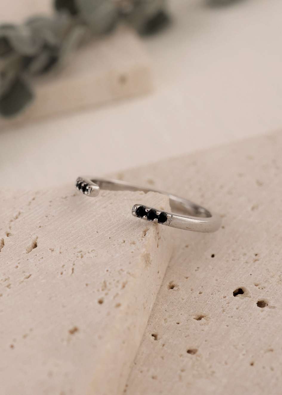 טבעת כסף 925 פתוחה משובצת זרקונים שחורים, טבעת אלגנטית וגמישה עם מראה נשי ומיוחד
