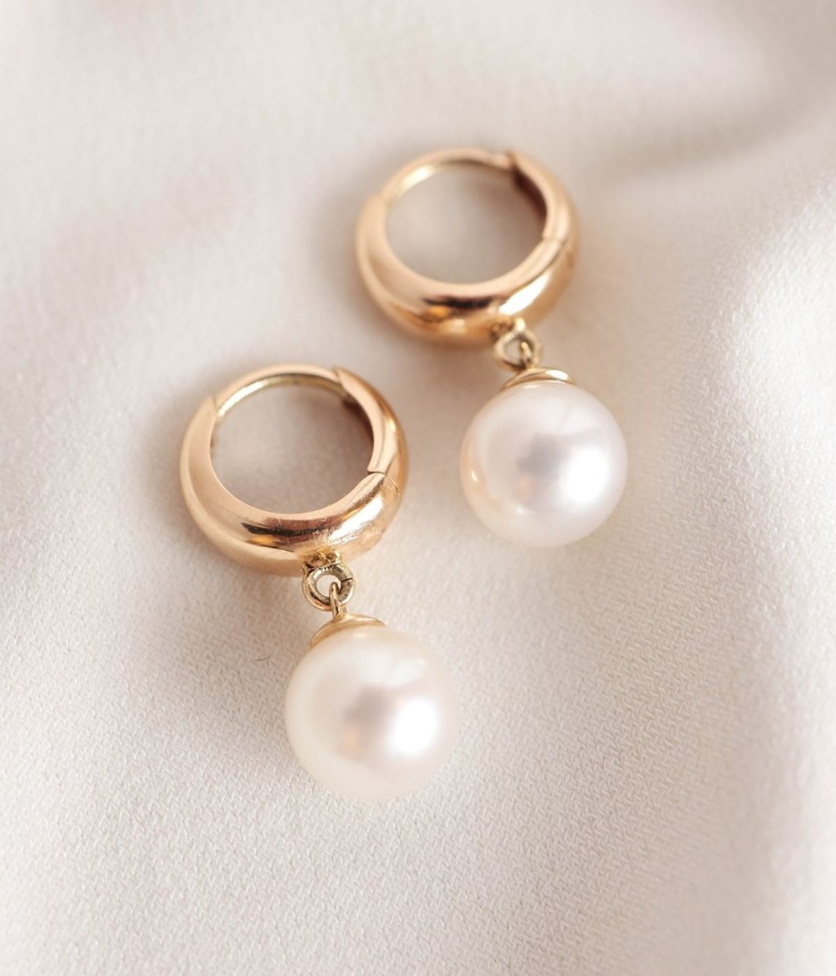 עגילי חישוק עבים מזהב 14K עם פנינה עגולה קלאסית