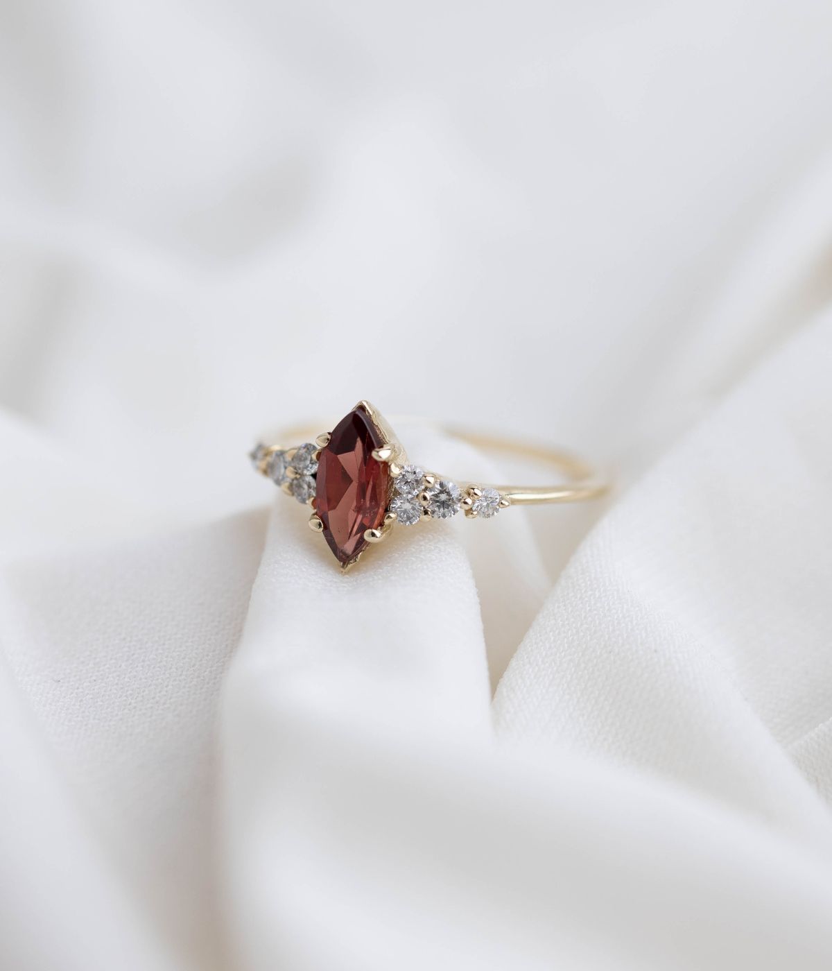 טבעת אליזבט- גרנט | זהב 14k