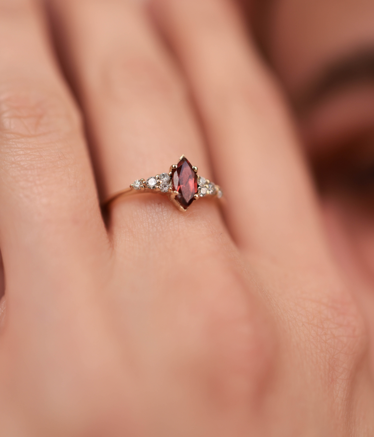 טבעת אליזבט- גרנט | זהב 14k