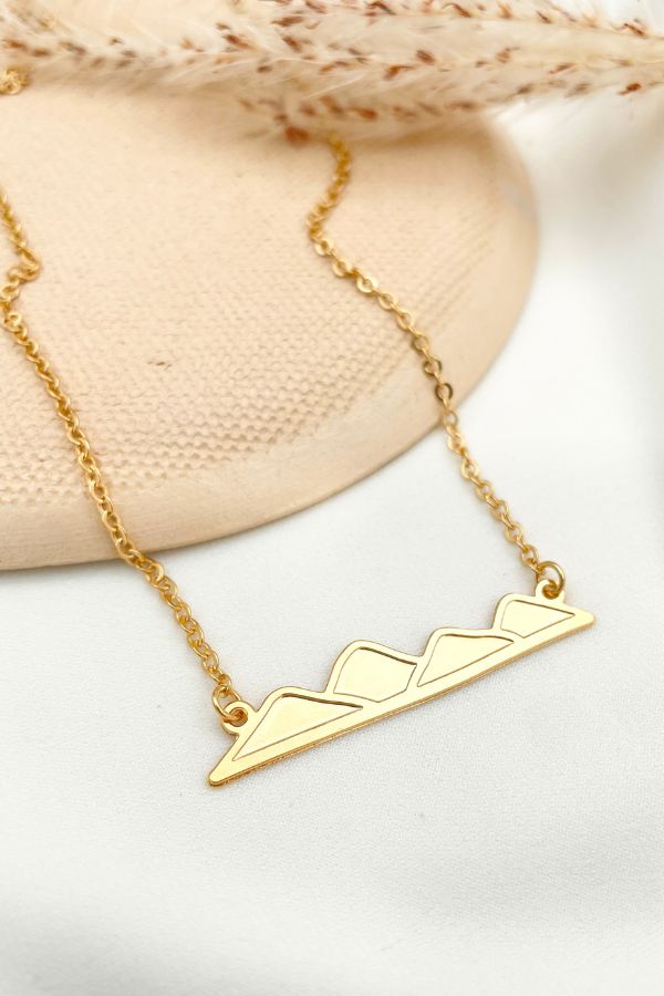 שרשרת אדמה עם תליון בצורת הרים, מצופה זהב 24 קראט, היפו-אלרגית וללא ניקל, תזכורת לקרקוע ונוכחות עדינה לכל לוק