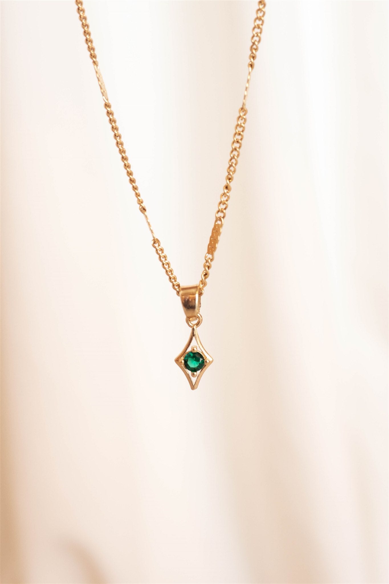 שרשרת אתנית בציפוי זהב עם תליון מעוטר וזירקון ירוק בעיצוב עדין