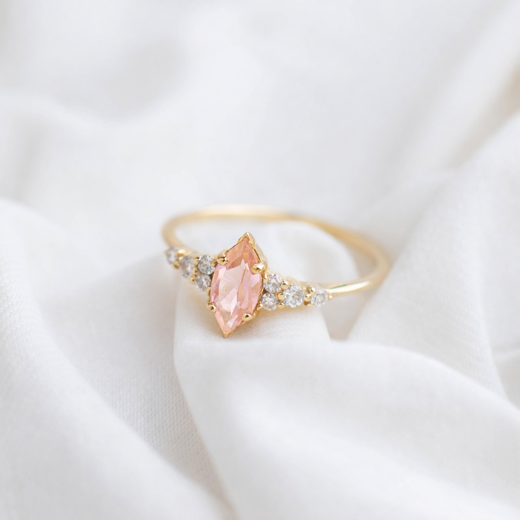 טבעת זהב 14 קראט בעיצוב מלכותי עם אבן חן בצורת מרקיזה במרכז ושיבוץ יהלומים טבעיים משני הצדדים