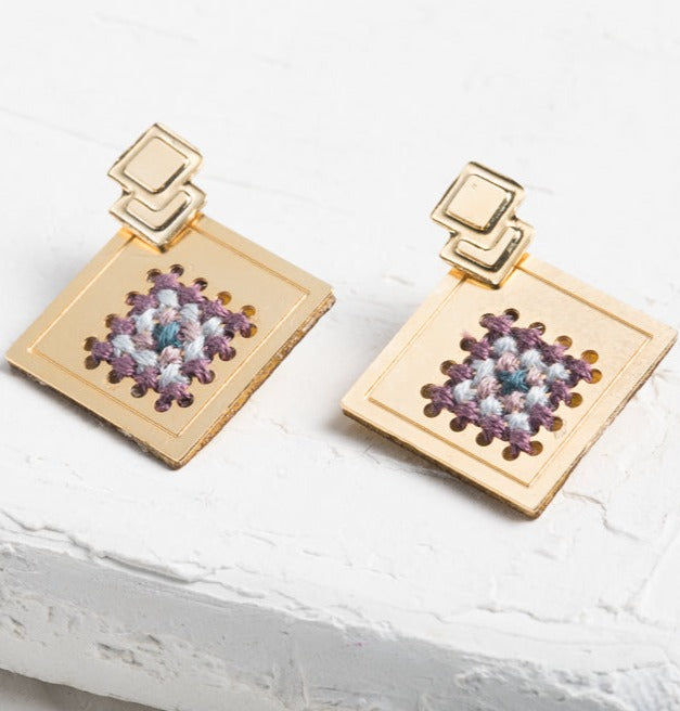 עגיל רקום בעבודת יד בגווני סגול, כחול וכסף מצופה זהב 24K, מודולרי עם שתי אופציות לענידה, אומנותי ובעל נוכחות.