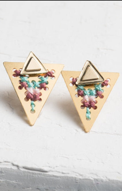 עגיל רקום בעבודת יד בגווני ורוד בהיר, סגול ותכלת, מודולרי עם שתי אופציות לענידה, אומנותי ובעל נוכחות.