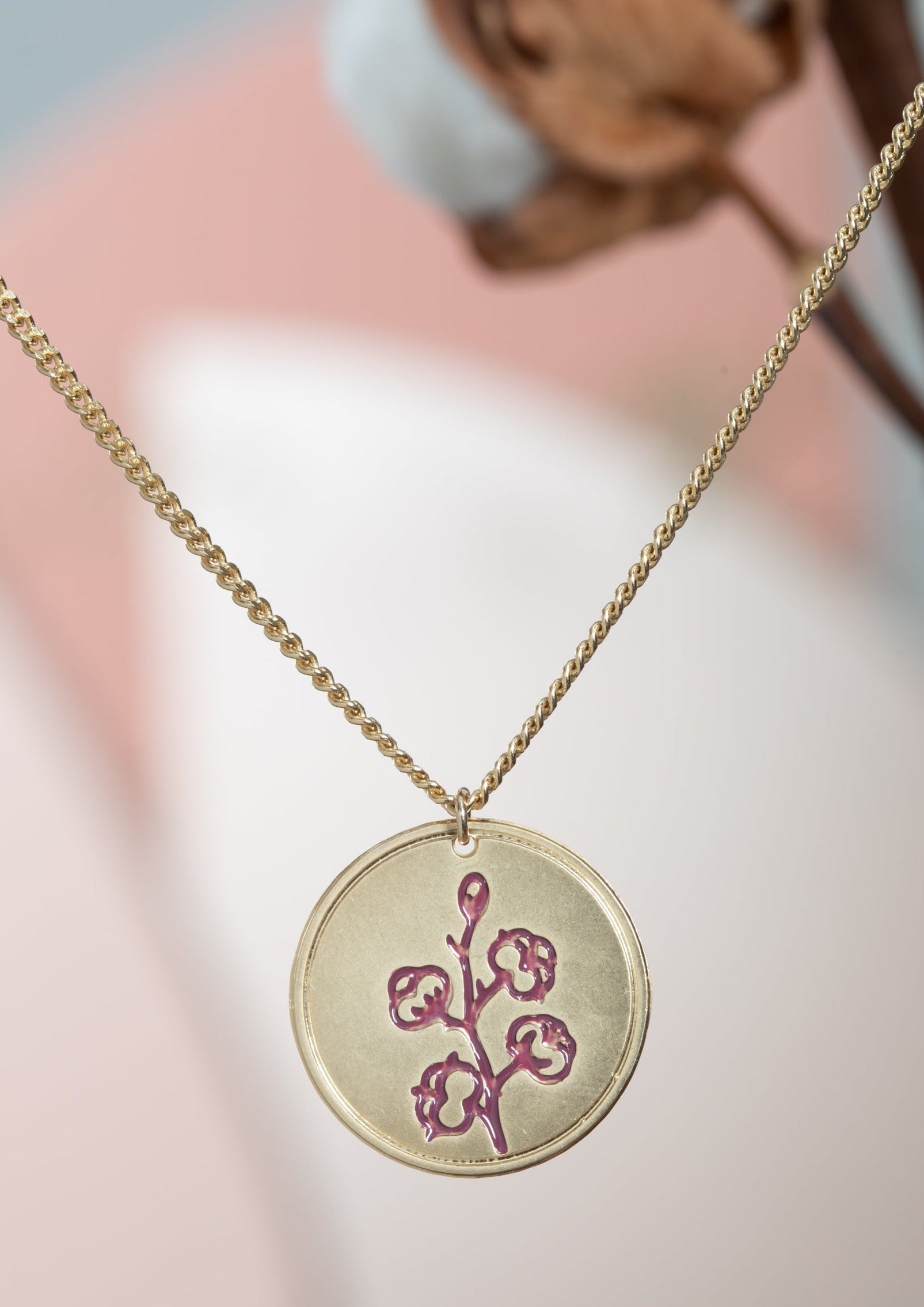 שרשרת כותנה עם מילה חרוטה מבית הדס קוקה תכשיטים – תליון עגול בצבע סגול עם ציור עדין של פרח, תכשיט משמעותי בעיצוב ייחודי