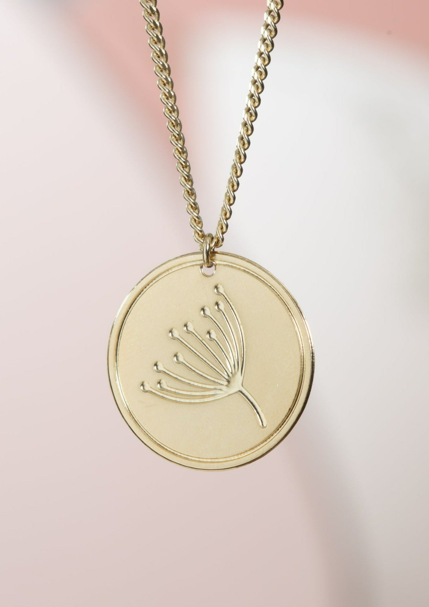 שרשרת אמיתה עם המילים: נוכחת / נושמת / חופשיה