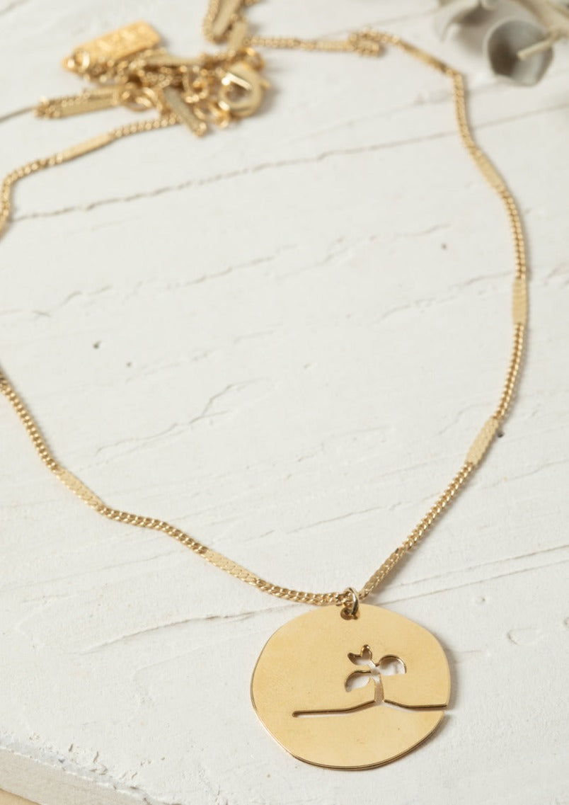 תליון עיגול לא מושלם עם חלל ייחודי בדמות צמח.
סמל לאיזון, צמיחה ושאיפה למעלה.
תכשיט עדין ואומנותי שמתאים לכל הופעה.