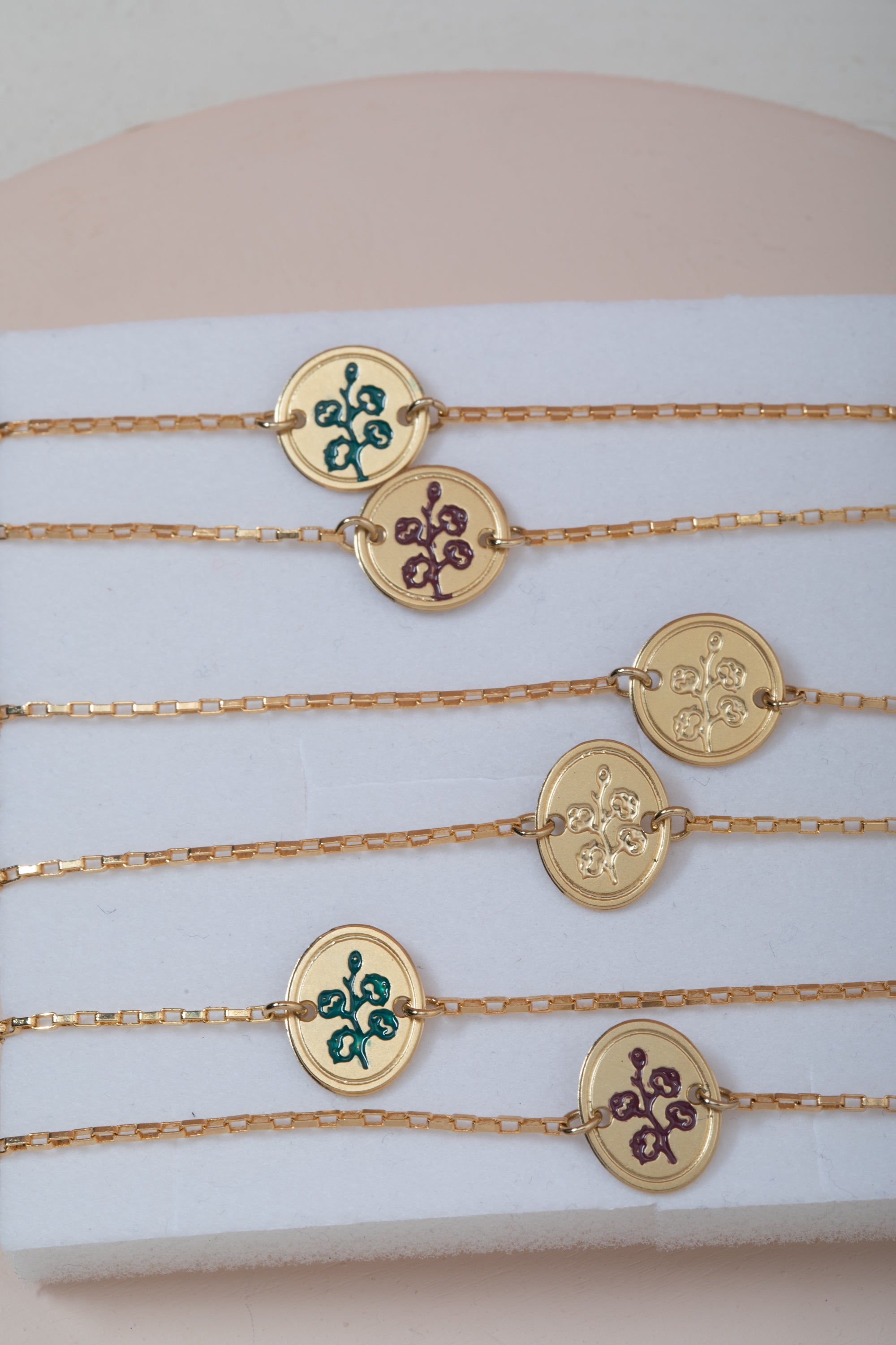 "צמיד עיגול כותנה סגול, עם המילים "הכל אפשרי