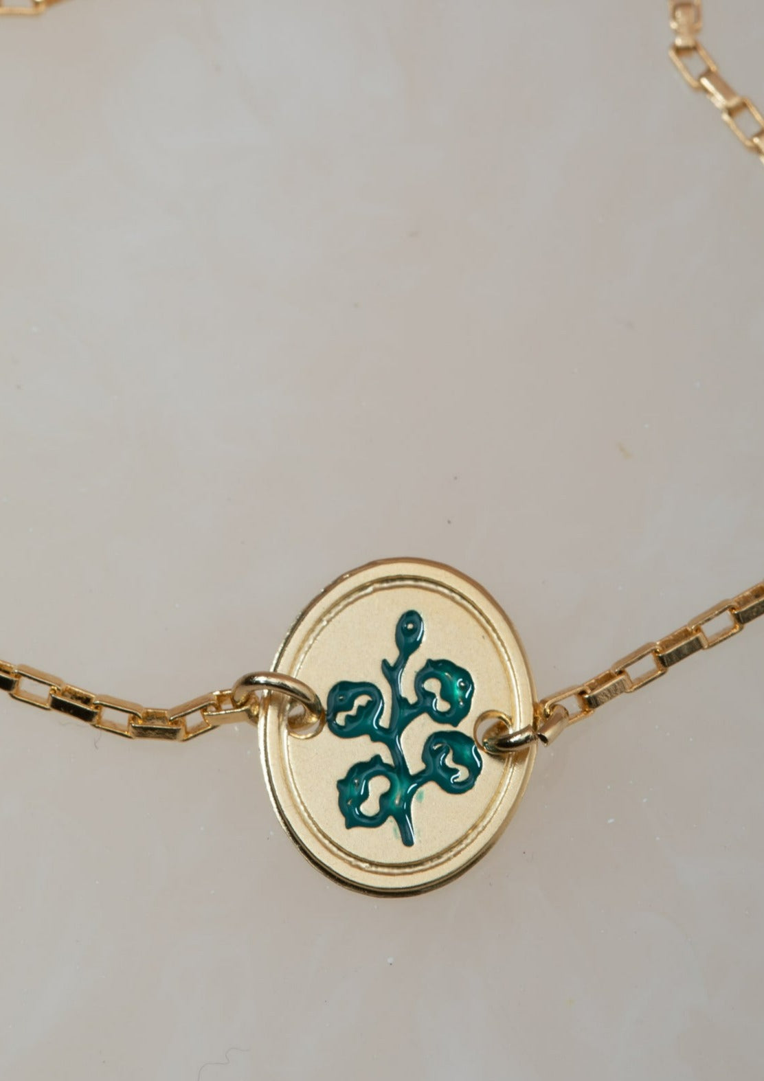 צמיד כותנה עם חריטה של פרח כותנה בצבע טורקיז וחריטת המילים &