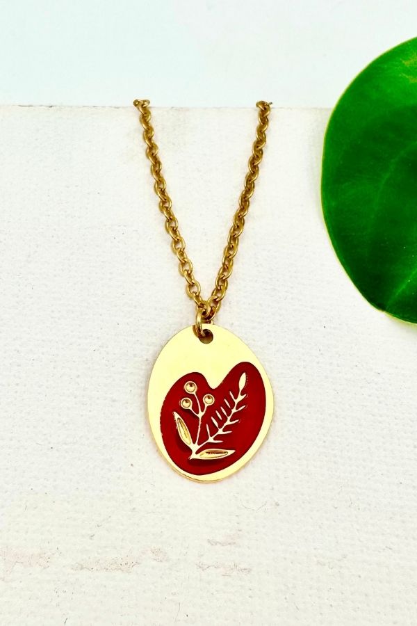 שרשרת חוליות עדינה עם תליון א-סימטרי בגוון אדמדם, חריטת פריחה עדינה