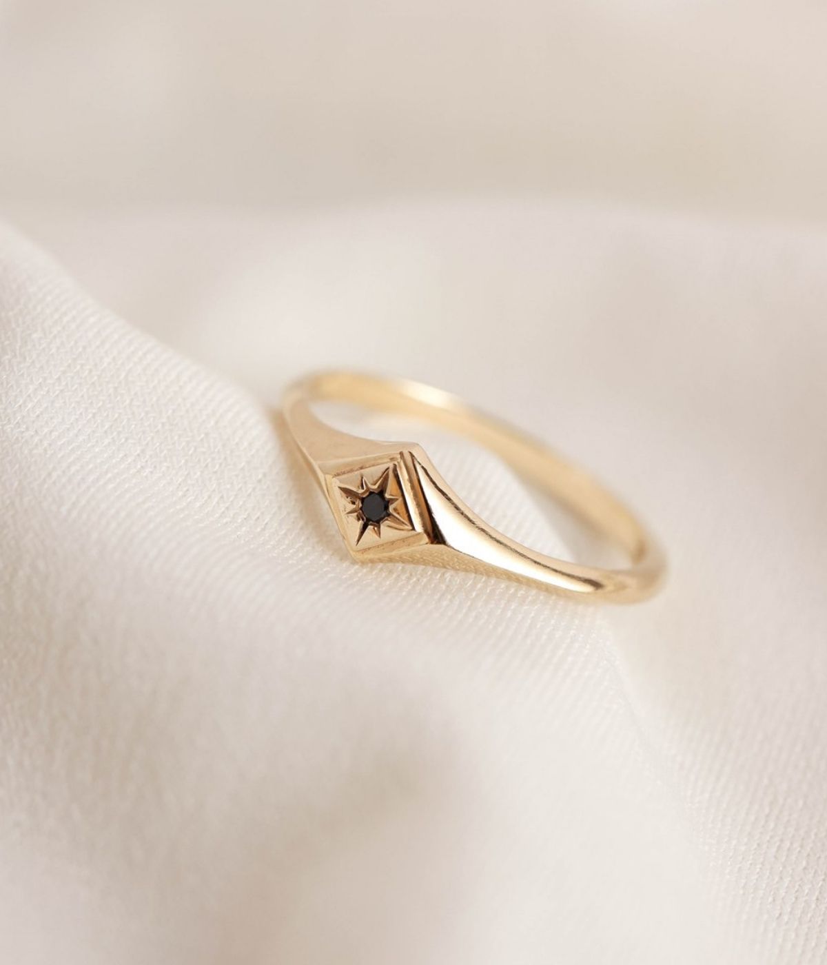 טבעת זהב 14K בעיצוב וינטג’ קלאסי עם יהלום שחור מרכזי בשיבוץ כוכב ייחודי.