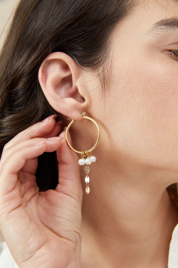 עגילי חישוק "חגיגת המדבר" של הדס קוקה תכשיטים – חישוקים בעבודת יד עם פנינים, בעיצוב נשי ואלגנטי בהשראת תכשיטים שבטיים.