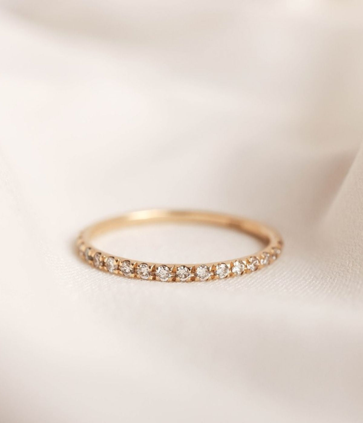 טבעת שורת יהלומים זהב בעיצוב עדין ואלגנטי, למראה יוקרתי ונקי.