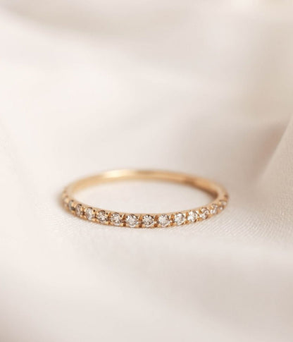 טבעת שורת יהלומים זהב בעיצוב עדין ואלגנטי, למראה יוקרתי ונקי.