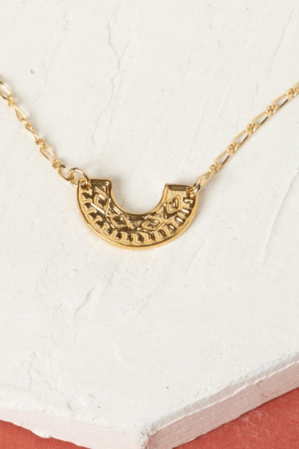 שרשרת קזבלנקה זהב עם תליון אתני-שבטי מלא אופי, קלת משקל ונוחה לענידה. משלבת מוטיבים אתניים עם נגיעה מודרנית, מעוצבת בעבודת יד בישראל בציפוי זהב 24 קראט, היפו-אלרגנית וללא ניקל.