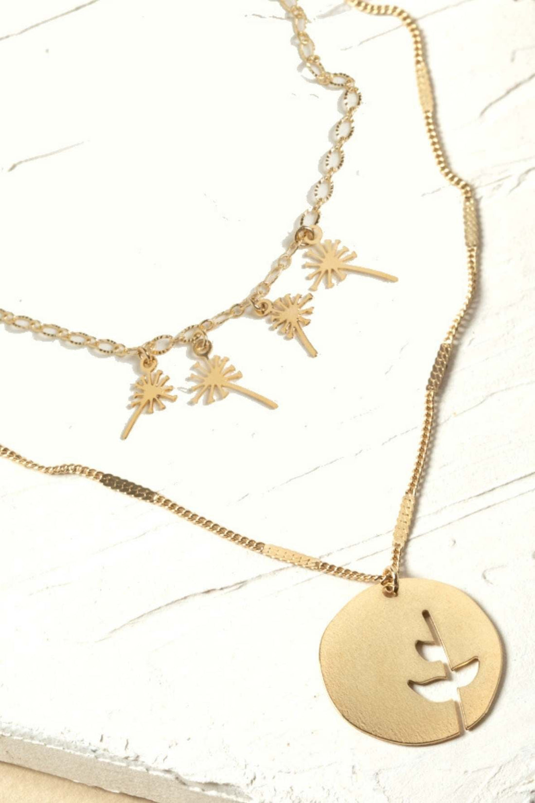 שתי שרשראות מעוצבות – שרשרת עם תיליונים אישיים ושרשרת גבעול סימבולית לצמיחה.