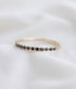 טבעת שורת יהלומים שחורים בעיצוב עדין ואלגנטי, למראה יוקרתי ונקי.