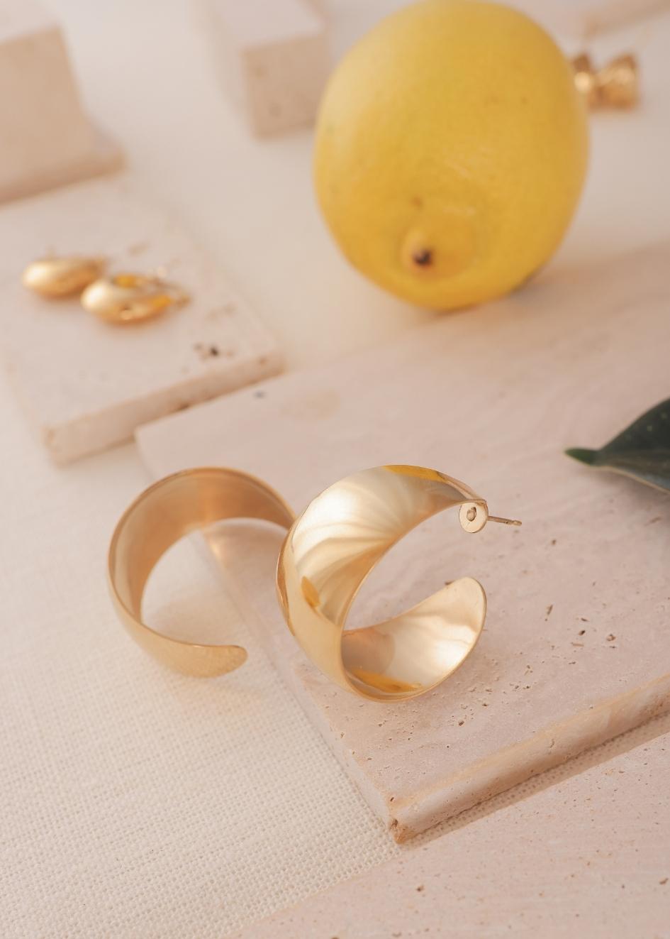 "עגילי סהרה של הדס קוקה תכשיטים – חישוק גדול ואופנתי בעיצוב חדש ונקי, בניחוח צועני למראה ססגוני ונוכחות זוהרת