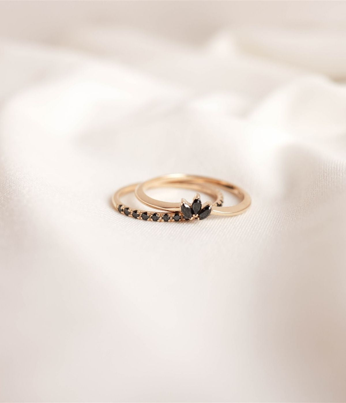 זוג טבעות משלימות סול ולוטוס שחור | זהב 14k