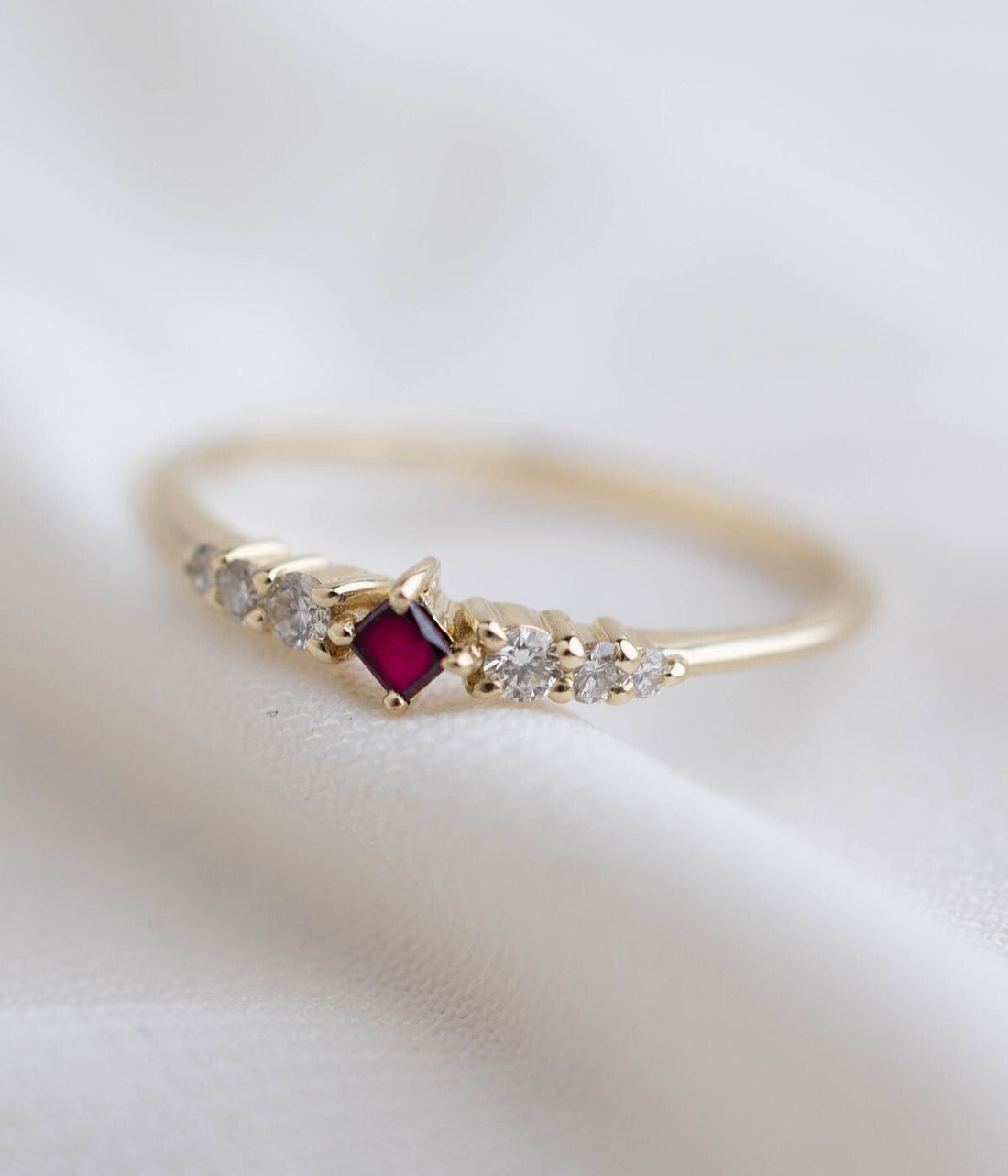 טבעת זהב 14K עם אבן רובי טבעית מרובעת ושיבוץ יהלומים עדין