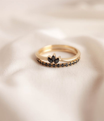 סט זוג טבעות זהב 14K – טבעת שורת יהלומים שחורים וטבעת לוטוס משובצת יהלומים שחורים בעיצוב אלגנטי.