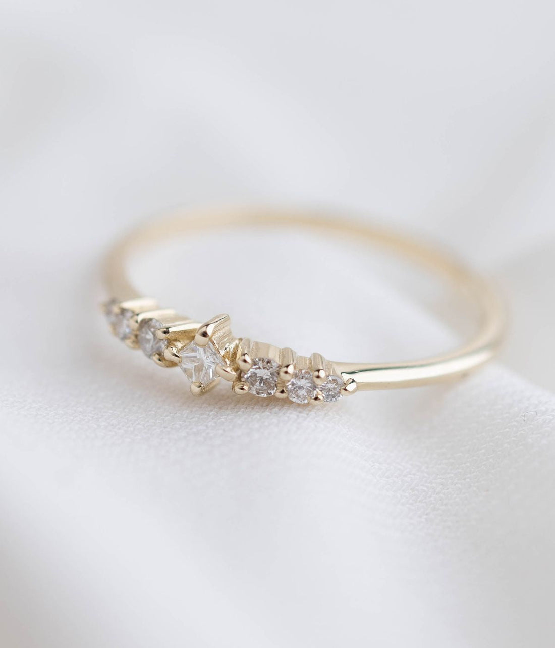 טבעת זהב 14K עם אבן מרכזית מרובעת ושיבוץ יהלומים עדין בעיצוב בהשראת כתר, ומדגישה אלגנטיות יוקרתית.