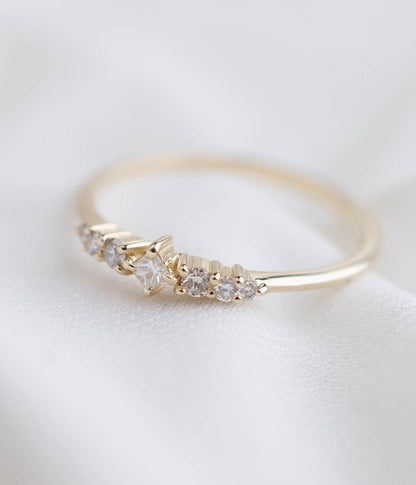 טבעת זהב 14K עם אבן מרכזית מרובעת ושיבוץ יהלומים עדין בעיצוב בהשראת כתר, ומדגישה אלגנטיות יוקרתית.