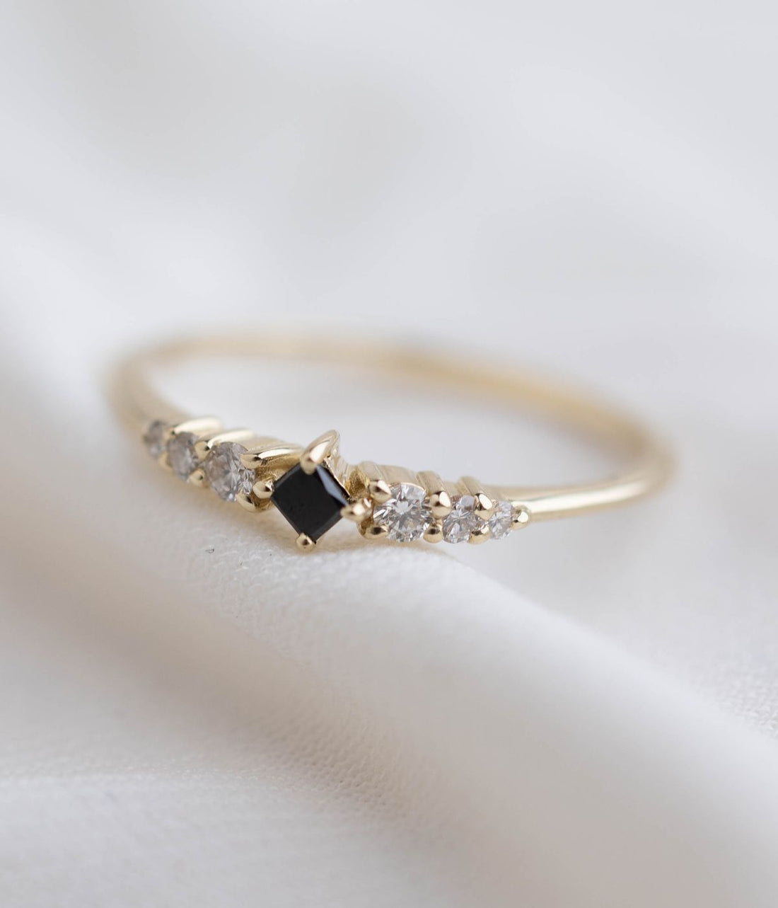 טבעת זהב 14K עם אבן מרכזית שחורה מרובעת ושיבוץ יהלומים עדין בעיצוב מלכותי