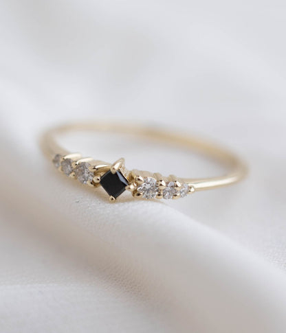 טבעת זהב 14K עם אבן מרכזית שחורה מרובעת ושיבוץ יהלומים עדין בעיצוב מלכותי