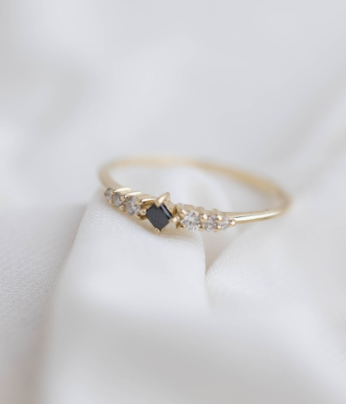 טבעת נגיעה יהלום שחור | זהב 14k