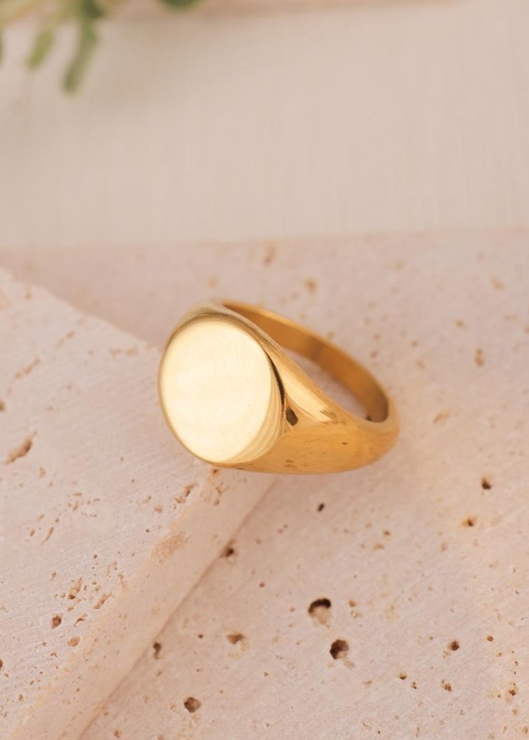 "צילום תקריב של טבעת חותם בעיצוב אלגנטי מבית הדס קוקה תכשיטים, עשויה מתכת איכותית ומציגה עבודה ידנית מוקפדת."