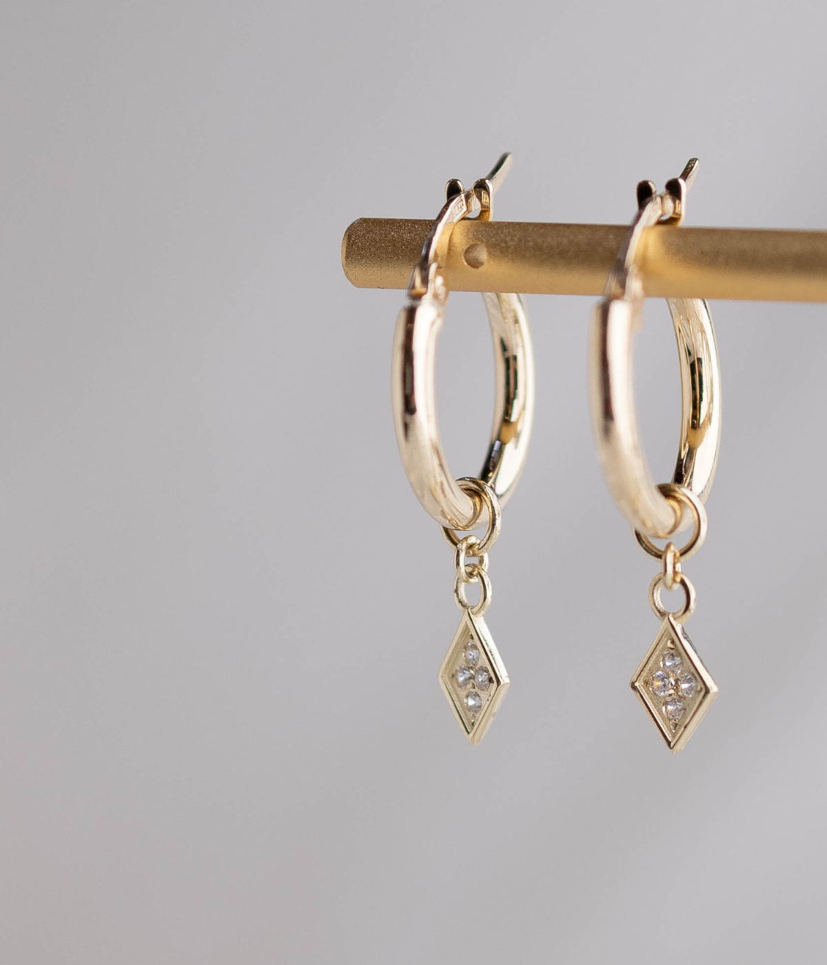 עגילי חישוק זהב 14K עם תליון מעויין משובץ יהלומים, בעיצוב גיאומטרי אלגנטי ומוקפד