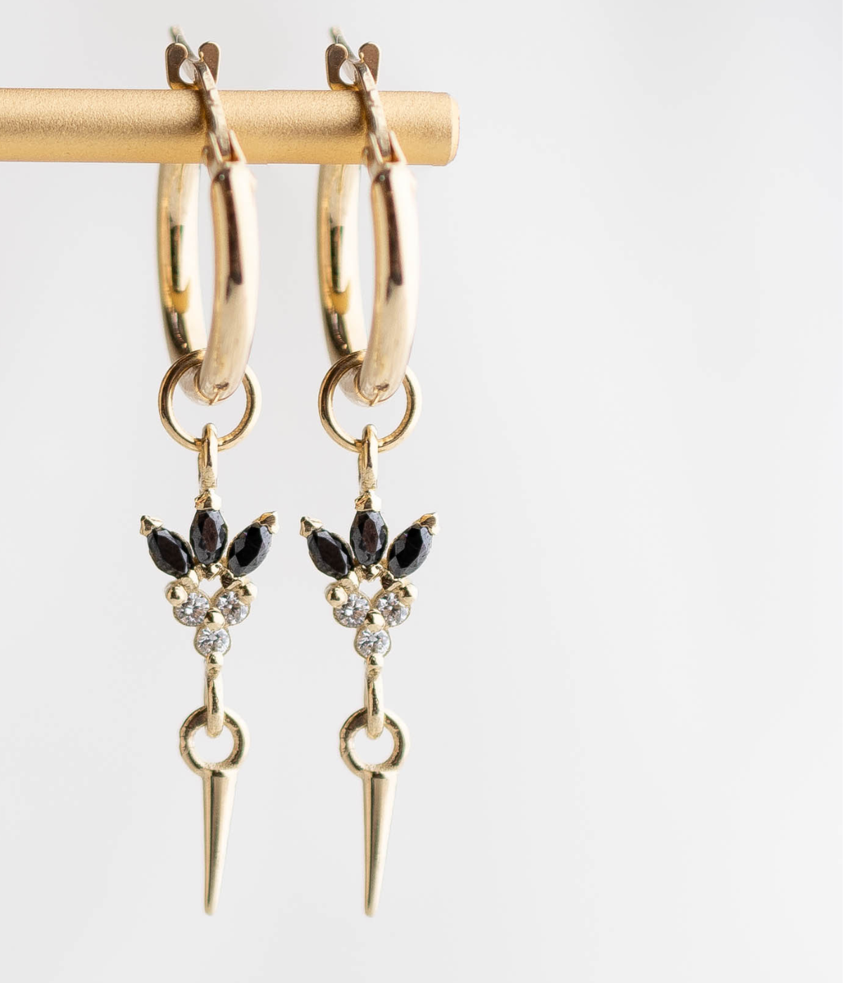 עגילי חישוק לוטוס שחור לבן  |  זהב 14k