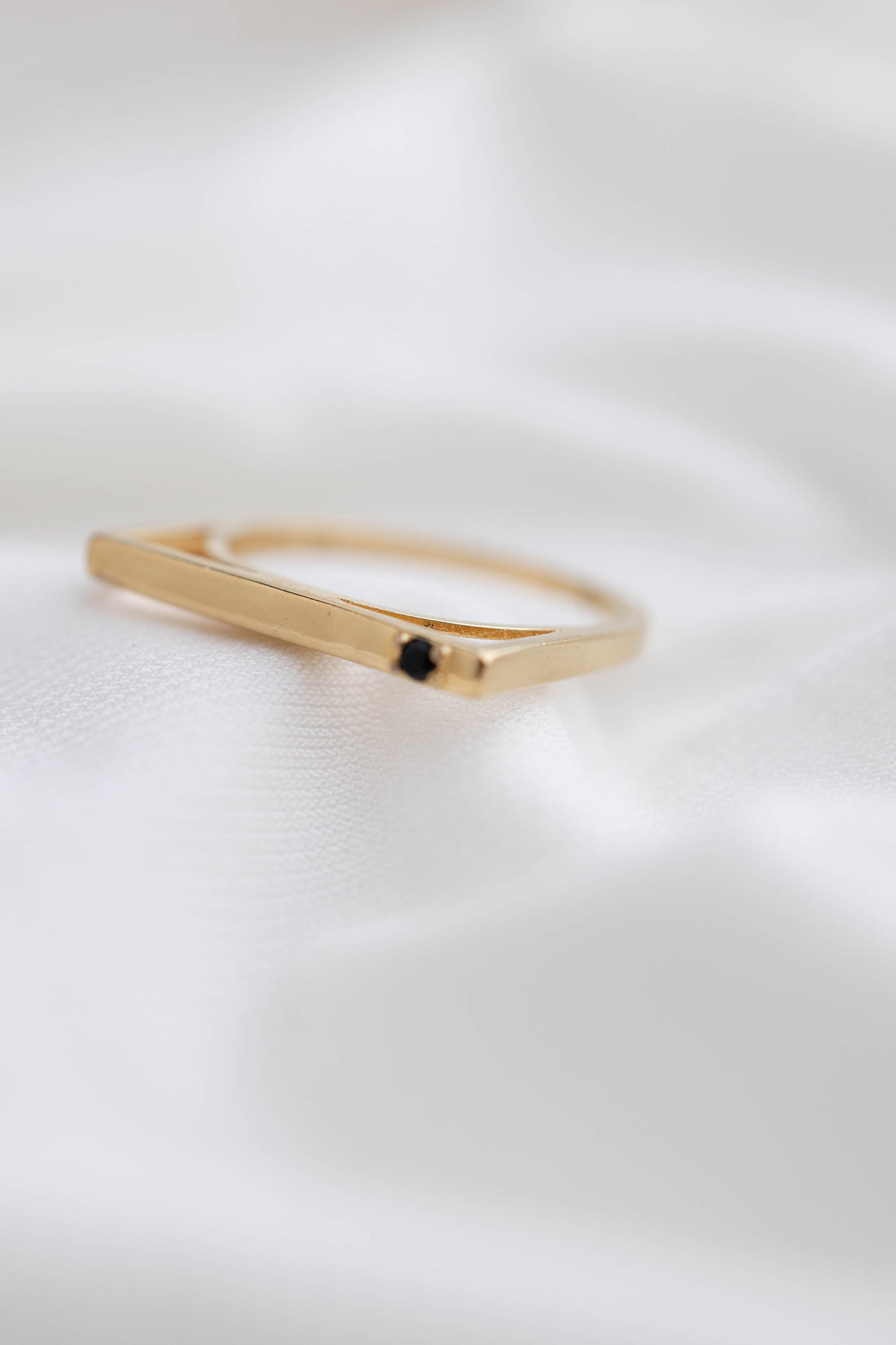 טבעת מרובעת חלולה בציפוי זהב עם שיבוץ זרקון, בעיצוב עדין ומודרני 