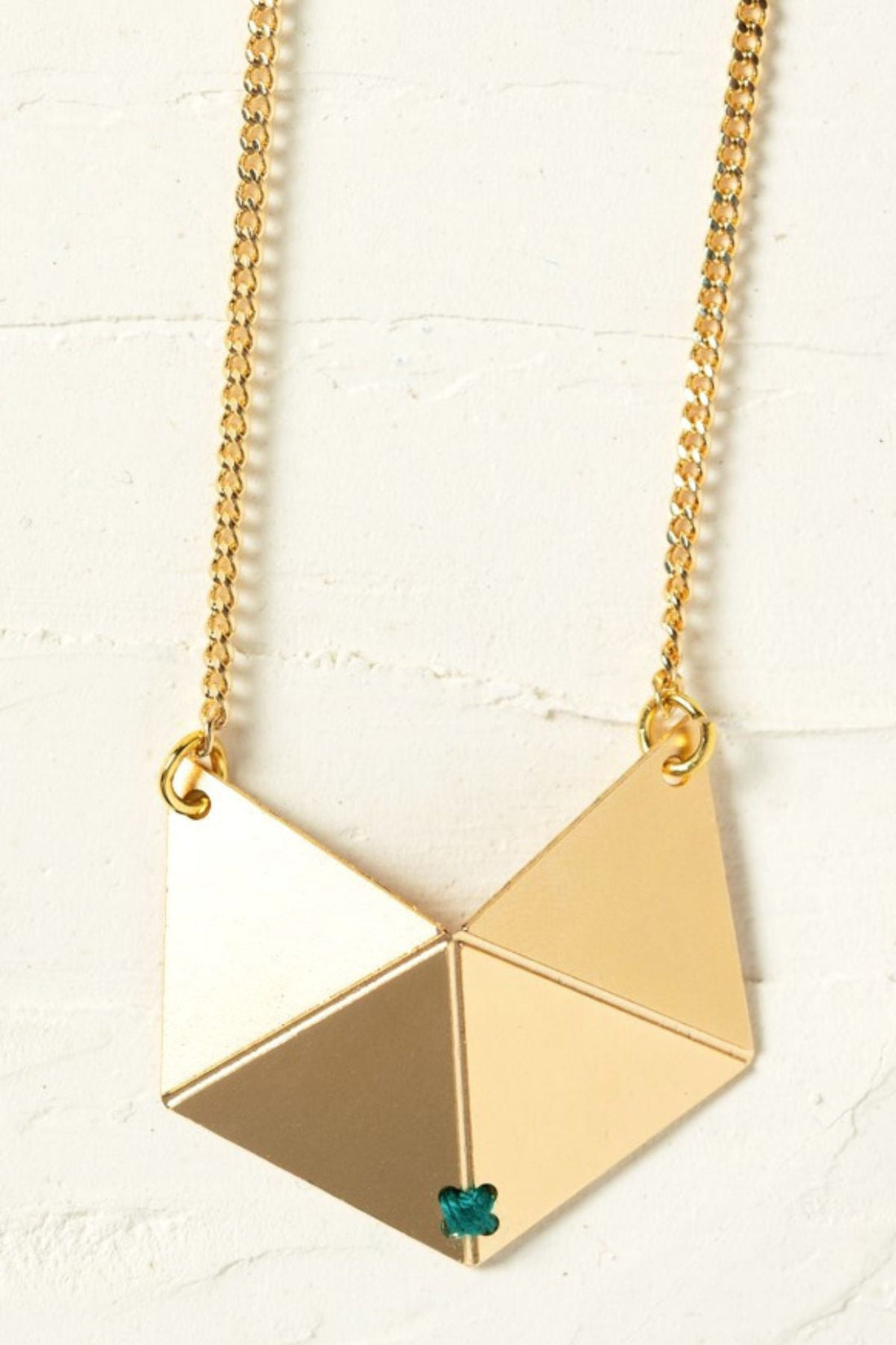 שרשרת בעיצוב שועל בהשראת אוריגמי, משלבת מתכת מקופלת ורקמה ידנית עדינה.