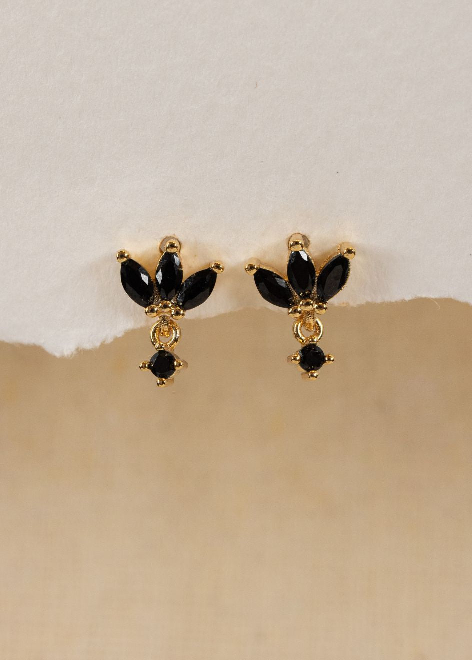 עגילי אור הירח של הדס תכשיטים – עדינים ואלגנטיים בקו נקי בשיבוץ זרקונים שחורים לסטייל אישי ולא מתאמץ